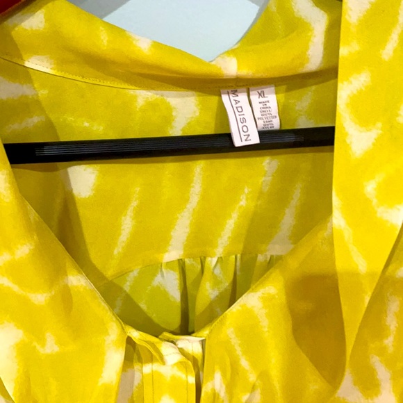 Beautiful blouse - Picture 3 of 3